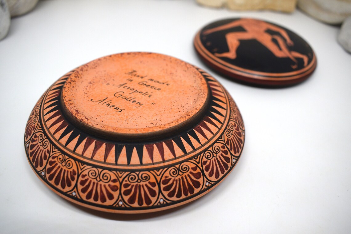 AcropolisGall's tweet photo. 🐂🏺🏛This is a piece of Greek art. A pyxis (Box) of Classical Period adorned with The Minotaur.
🔗 ￼Shop on https://t.co/imMZoVOsSw 👈
#Minotaur was a monster in #GreekMythology, half-bull and half-human. #Crete #Minoan https://t.co/vhwkalOIUB