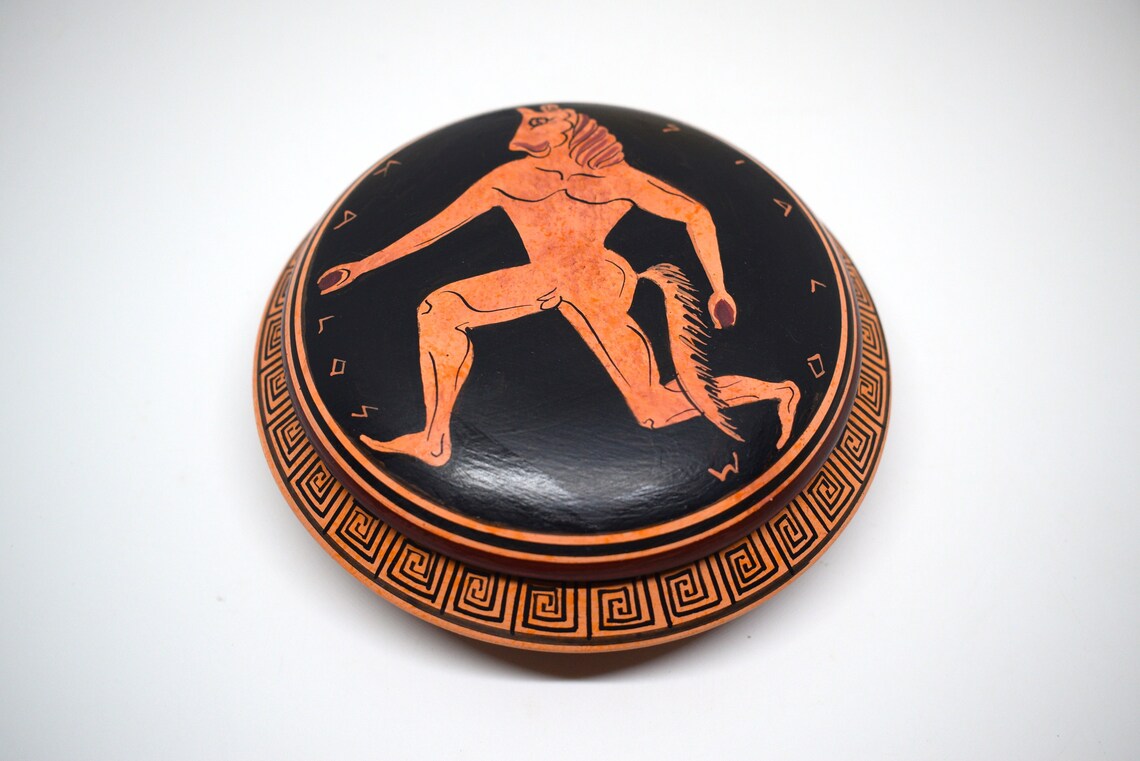 AcropolisGall's tweet photo. 🐂🏺🏛This is a piece of Greek art. A pyxis (Box) of Classical Period adorned with The Minotaur.
🔗 ￼Shop on https://t.co/imMZoVOsSw 👈
#Minotaur was a monster in #GreekMythology, half-bull and half-human. #Crete #Minoan https://t.co/vhwkalOIUB