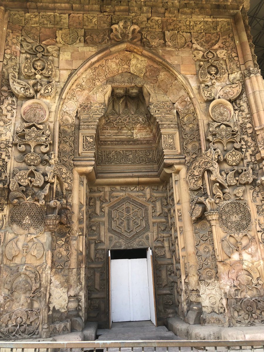 fethigedikli's tweet photo. Bir kez daha Divriğideyim. Ulu cami ve Turan Melek Hanım darüşşifası muhteşem! 1240 yılında bu binayı yapabilen bilgi, uygulama ve güzellik birikimine hayran olmamak ne mümkün! 
Mengüceklilere saygıyla... https://t.co/pmGs1LmoXf
