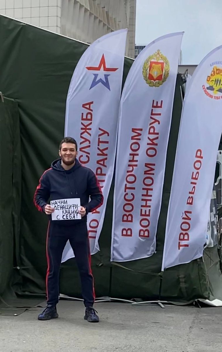 Sponobil's tweet photo. In #Wladiwostok 🇷🇺 hat die russische an Polizei den Demonstranten Maksim #Fedoseev festgenommen. Er protestierte mit einem Plakat: "Starten Sie die Entnazifizierung bei sich selbst".
https://t.co/1dhJCFO12N