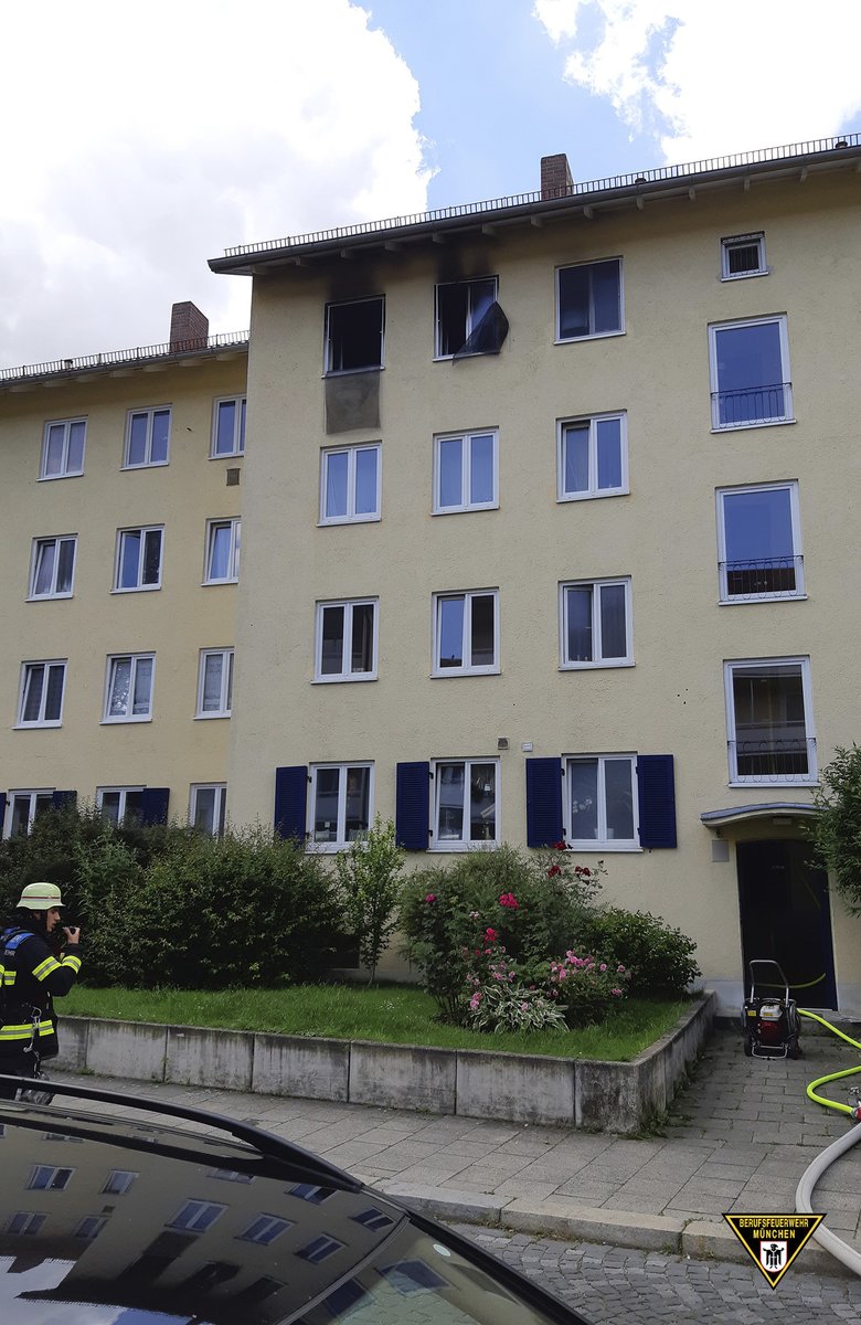 BFMuenchen's tweet image. Bei einem #Brand in einem Mehrfamilienhaus in Bogenhausen wurden durch die #Feuerwehr #München insgesamt acht Katzen gerettet. 
Ganzer Bericht: presseportal.de/blaulicht/pm/1…
#wirfuerMuenchen
