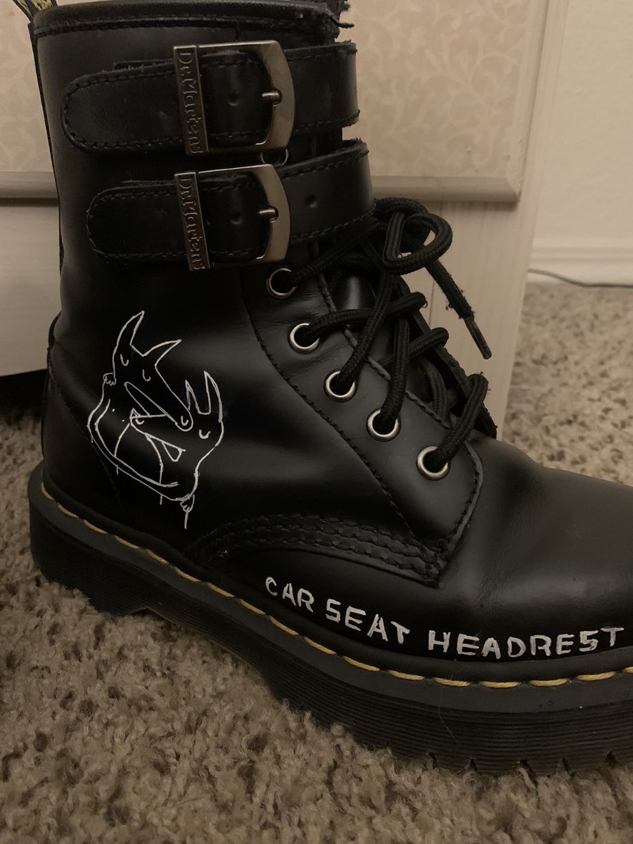 uoutoii's tweet photo. drew csh onto my boots ^_^!!!! now wishing i used something more permanent…. #csh #carseatheadrest ..! https://t.co/YIXWmA2PeB