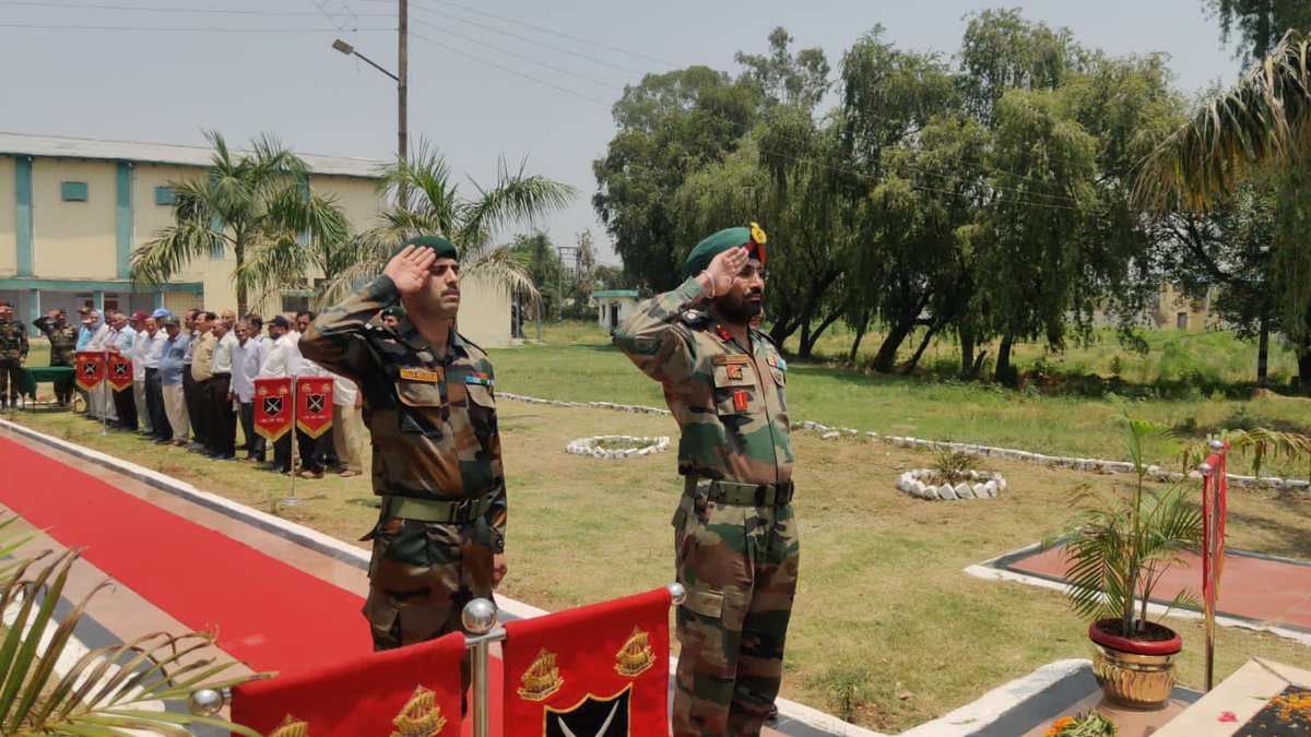 Whiteknight_IA's tweet photo. #VeerSmritiYatra
#WhiteKnight50
Day 5
#WhiteKnightRiders laid wreath at #Rakhmuthi. Hony Capt Suram Singh , the senior most #ESM laid wreath. Bike Riders paid #homage to #bravehearts & also interacted with the #Veterans.
#TalesofValour
#WhiteKnight50
@NorthernComd_IA
@adgpi https://t.co/jBDIlhwvFX