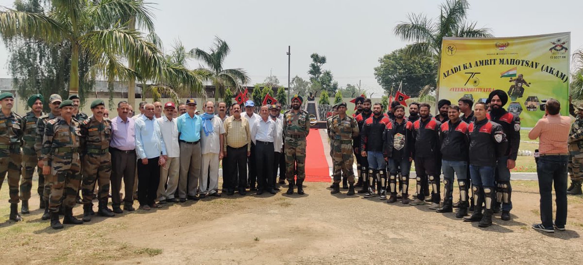 Whiteknight_IA's tweet photo. #VeerSmritiYatra
#WhiteKnight50
Day 5
#WhiteKnightRiders laid wreath at #Rakhmuthi. Hony Capt Suram Singh , the senior most #ESM laid wreath. Bike Riders paid #homage to #bravehearts & also interacted with the #Veterans.
#TalesofValour
#WhiteKnight50
@NorthernComd_IA
@adgpi https://t.co/jBDIlhwvFX