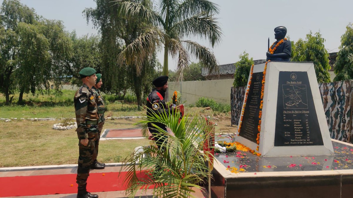 Whiteknight_IA's tweet photo. #VeerSmritiYatra
#WhiteKnight50
Day 5
#WhiteKnightRiders laid wreath at #Rakhmuthi. Hony Capt Suram Singh , the senior most #ESM laid wreath. Bike Riders paid #homage to #bravehearts & also interacted with the #Veterans.
#TalesofValour
#WhiteKnight50
@NorthernComd_IA
@adgpi https://t.co/jBDIlhwvFX