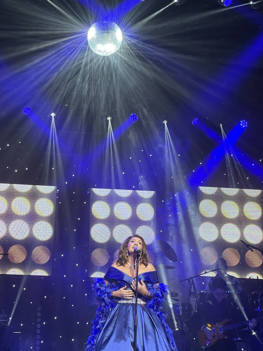 gemz1210's tweet photo. @TheJaneMcDonald what an amazing weekend with @ejaystorm @WGBpl The outfits, the set list, the atmosphere and catching up with our tour friends ❤️🪩🎶🎤 #LetTheLightIn https://t.co/yiAihjgohc