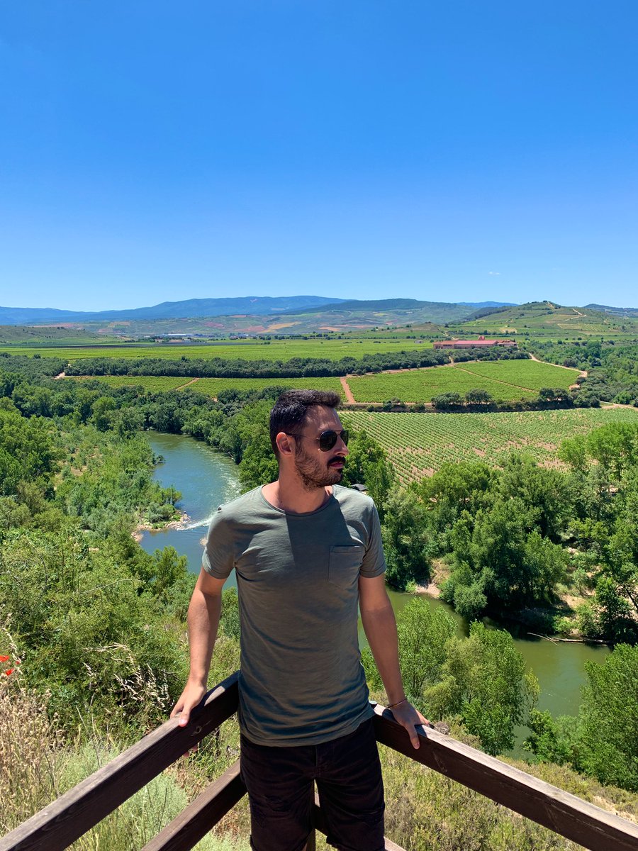 CronicoViajero's tweet photo. La @BodegaValdelana es una institución en la Rioja Alavesa y conocerla ha sido un auténtico placer. ¡Llevan cuatro siglos haciendo vino en Elciego! Y descubrir su jardín de variedades ha sido sencillamente espectacular. #BasqueRoute https://t.co/Gc5sgelrmv