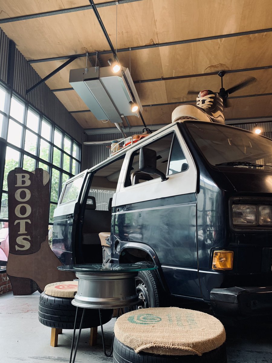 wangailun62's tweet photo. 下午茶���️
#teatime #車庫 #魚刺人 #福斯 #vans #雞蛋糕 https://t.co/2BfnHcqSeV