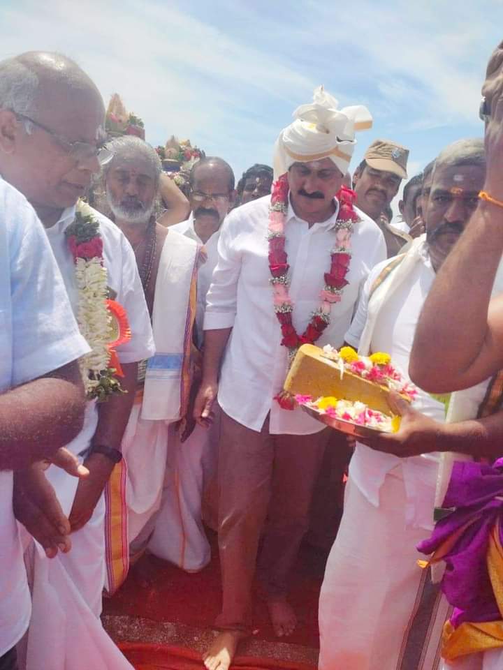 oY6aMrBnvt7Eb2t's tweet photo. #இந்திரன்_அடிக்கல்_நாட்டுவிழா
இன்று திருப்பூர் மாவட்டம் அவிநாசி வட்டம் பெரிய குரும்பபாளையதில் #தேவேந்திரகுலவேளாளர் சமுதாயத்தினர் எழுப்பும் #இந்திரன் கோவிலுக்கு, 
அடிக்கல் நாட்டினார் அண்ணண் மருத்துவர். #அன்புமணிஇராமதாசு அவர்கள் https://t.co/8Q3SZvpLnU