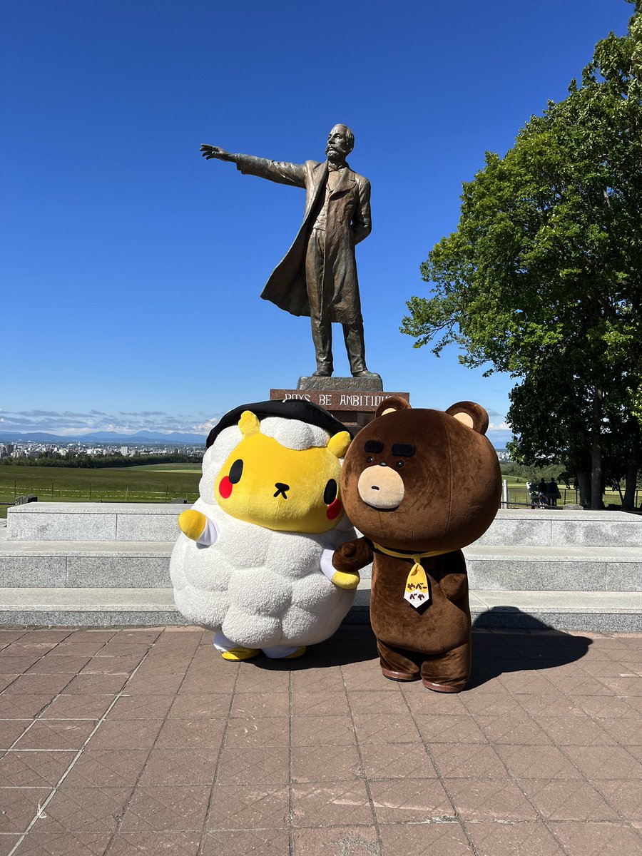 YabeeBear's tweet photo. ジンくんと一緒に羊ヶ丘展望台を満喫したべ���( "∩Θ∩" )✨
北海道が元気になってきて、なんまら嬉しいべや💕

したっけね
#羊ヶ丘展望台 #ジンギスカンのジンくん #ジンくん #やべーべや #クラーク博士 https://t.co/k5nMifdGZX