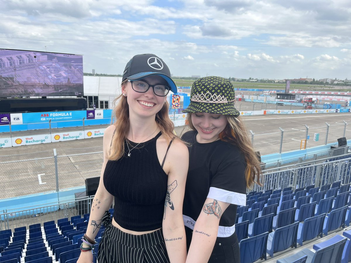 jana_kstl's tweet photo. ‘Let’s call it a day’ with some points after the race later, ya? Have an amazing and safe race boys 🧡 #FansLikeNoOther @McLarenF1 @LandoNorris @danielricciardo #LetsCallItADay https://t.co/jI2AMO0Dv5
