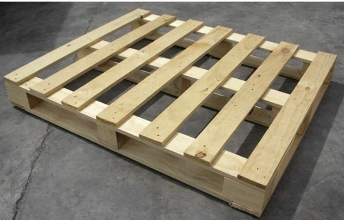 Took all day yesterday but finally it’s finished. A pallet I made from an old coffee table…