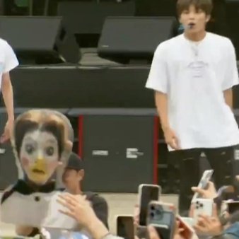 treasurebabble's tweet photo. [tb] WOIIII NGAKAK BANGET KELAKUAN FANSMU SUR😭😭😭 https://t.co/gcqJFRRrf3