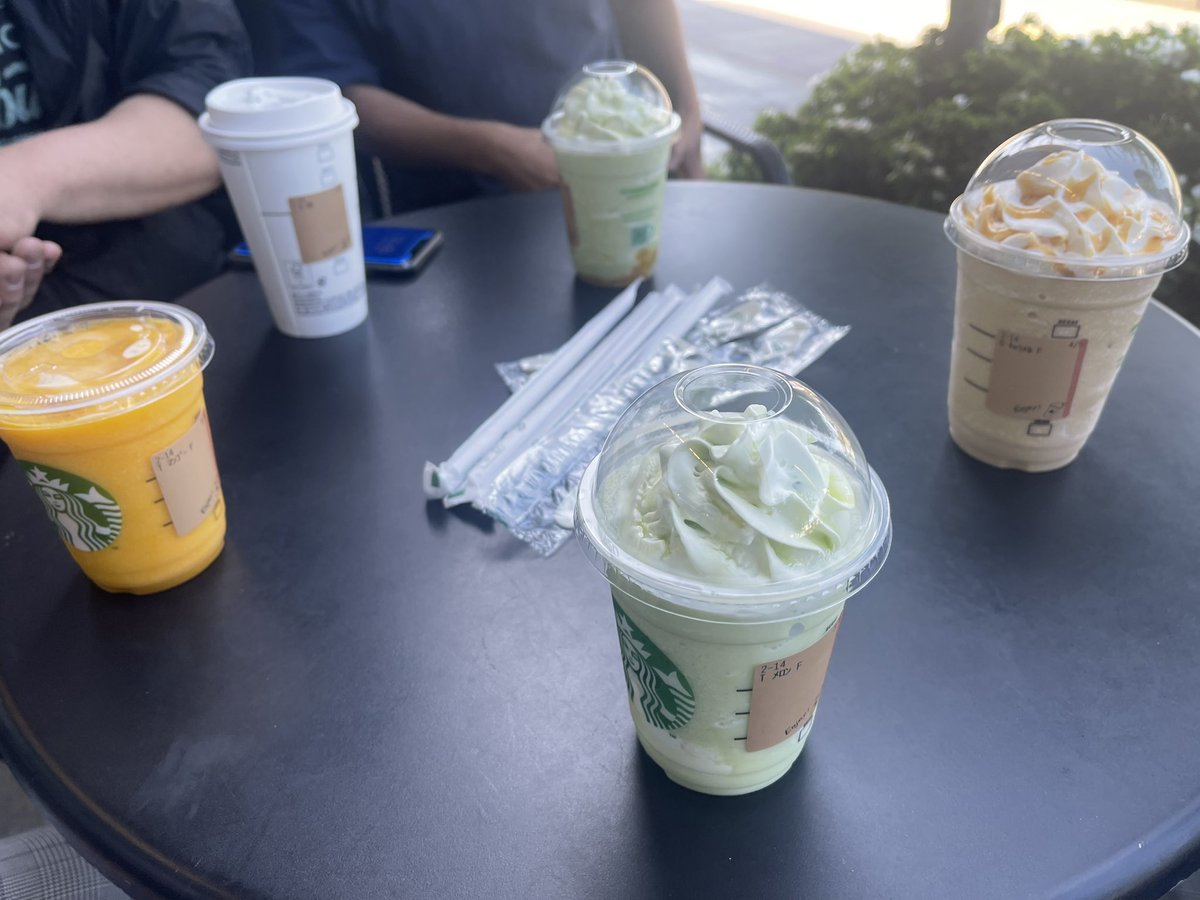 ajarimachi's tweet photo. みんなでスタバ⭐️
メロン🍈 https://t.co/oT8tMg1SSt