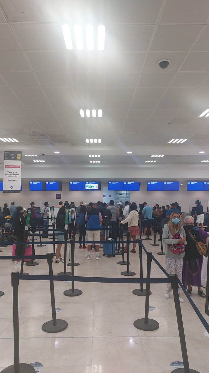 Bona_Ortega's tweet photo. @VivaAerobus la gente sigue esperando una solución, una persona para atender a todo el mundo, y no hay hoteles ni transporte @Profeco @AtencionProfeco https://t.co/fzI8b6Hn9x