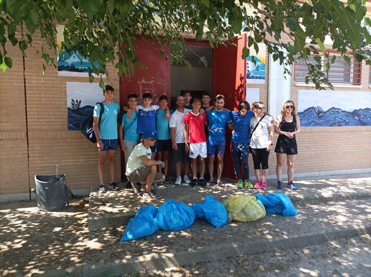 TalaveraTalak's tweet photo. Los palistas del Talak en el Proyecto Libera 1m2, el sábado 11 de junio en el embarcadero y graderíos del club de #talaveradelareina.
El ecoembajador fue Rodrigo Cubelos Sánchez, Campéon del Mundo de Maratón de Piragüismo.
#Libera1m2
#basuraleza
#ProyectoLibera
#GreenSportFlag https://t.co/KUEcXLPudy