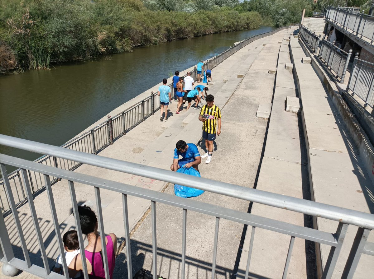 Los palistas del Talak en el Proyecto Libera 1m2, el sábado 11 de junio en el embarcadero y graderíos del club de #talaveradelareina.
El ecoembajador fue Rodrigo Cubelos Sánchez, Campéon del Mundo de Maratón de Piragüismo.
#Libera1m2
#basuraleza
#ProyectoLibera
#GreenSportFlag