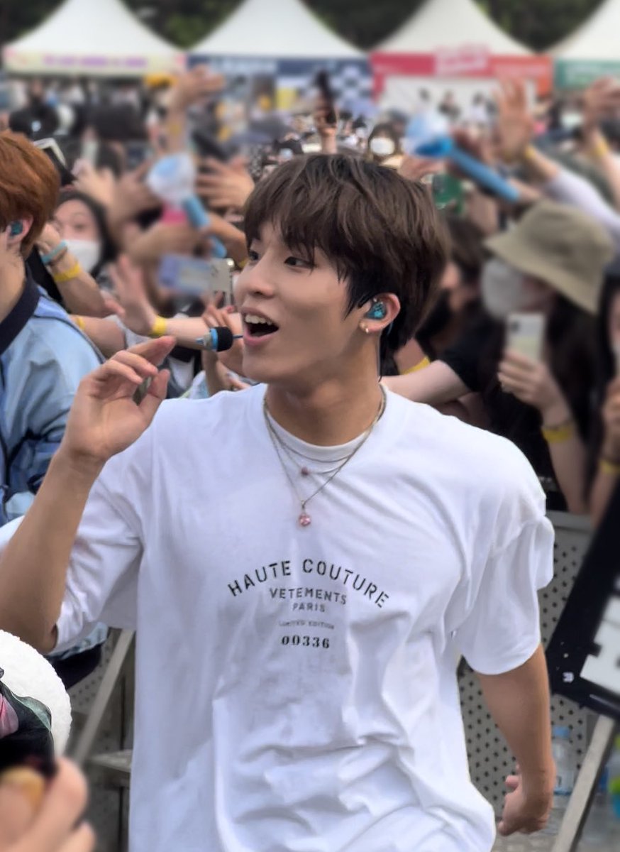 jeongwoo_films's tweet photo. jeongwoo’s smile is so contiguous! https://t.co/u1wgttoz73
