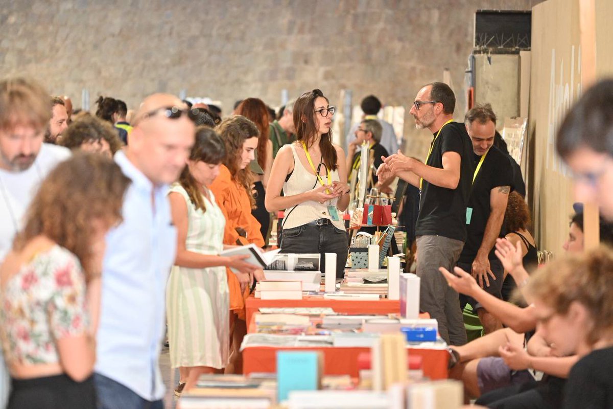 Barcelona Llibres (@bcn_llibres) on Twitter photo 🔝 No et quedis sense visitar la fira més important de #LibresArt, avui últim dia a Barcelona!
📚#ArtsLibris t'espera a <a href="/Santoni_dom/">Mercat Dominical del Llibre de Sant Antoni</a>! #BCN
T’esperem al Stand 8👇🏾
Programa complet al web: cutt.ly/rJvYtW0 🔝 No et quedis sense visitar la fira més important de #LibresArt, avui últim dia a Barcelona!
📚#ArtsLibris t'espera a <a href="/Santoni_dom/">Mercat Dominical del Llibre de Sant Antoni</a>! #BCN
T’esperem al Stand 8👇🏾
Programa complet al web: cutt.ly/rJvYtW0