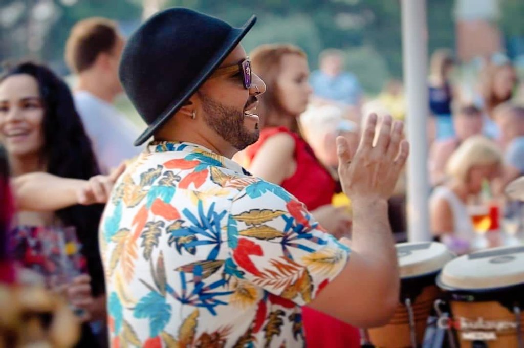 Silta saule,lielisks garastāvoklis-tieši tas ir vajadzīgs šai SOĻANKAS SVĒTDIENAI.
Mūsu plānos ir  kārtīgas brīvdienas ar pusdienām un vasarīgu mūziku:
* soļanku
* divsprīžu karbonādi
* dzīvās mūzikas vakaru ar grupu NALATA no 20:00.