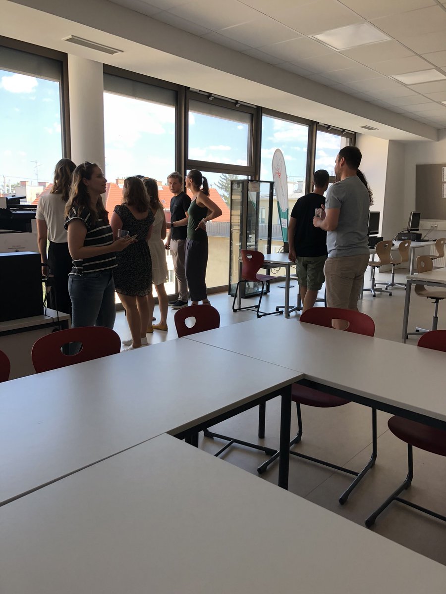 10jähriges Maturatreffen am #ibchetzendorf! Die ehemaligen Schüler*innen besuchen und bewundern das neue Schulgebäude