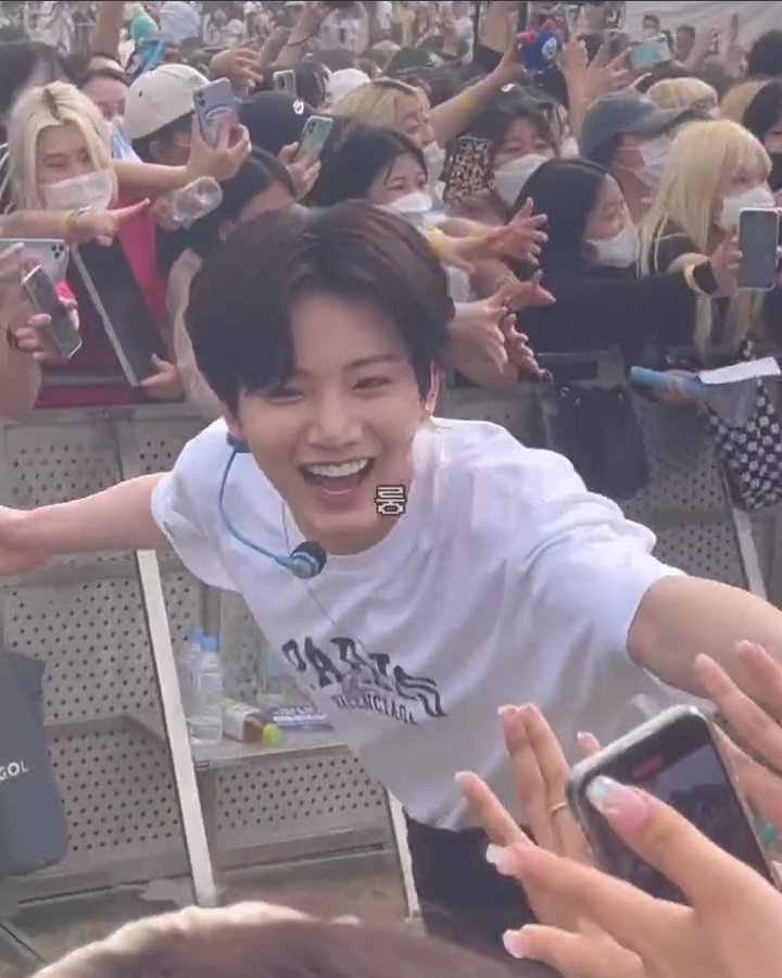 KJKDIARY's tweet photo. glad he's having fun 🥹 #JUNKYU https://t.co/wZOWFG68HO