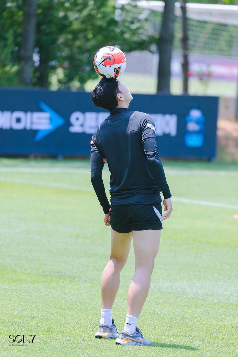 SON7_920708's tweet photo. 220611 파워에이드 오픈트레이닝

묘기 흥민.

#손흥민 #Sonny https://t.co/9JLkQ2NUqP
