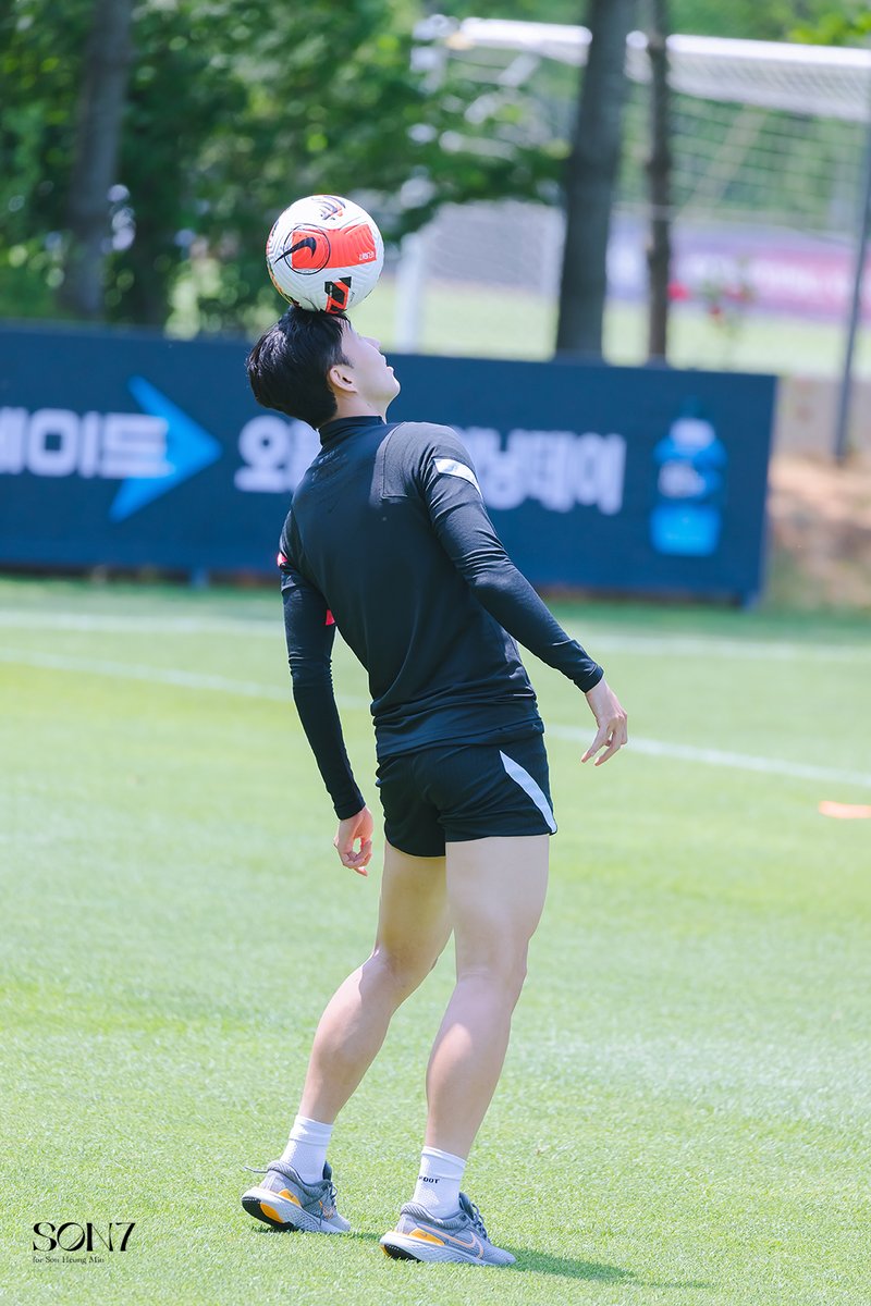 SON7_920708's tweet photo. 220611 파워에이드 오픈트레이닝

묘기 흥민.

#손흥민 #Sonny https://t.co/9JLkQ2NUqP