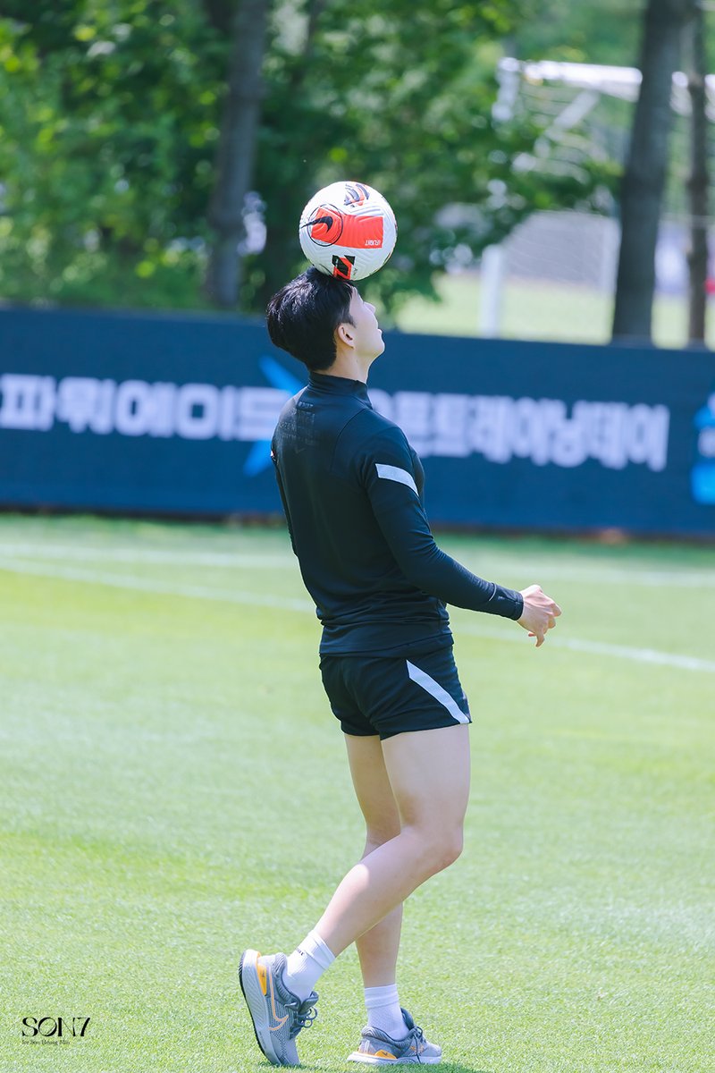 SON7_920708's tweet photo. 220611 파워에이드 오픈트레이닝

묘기 흥민.

#손흥민 #Sonny https://t.co/9JLkQ2NUqP
