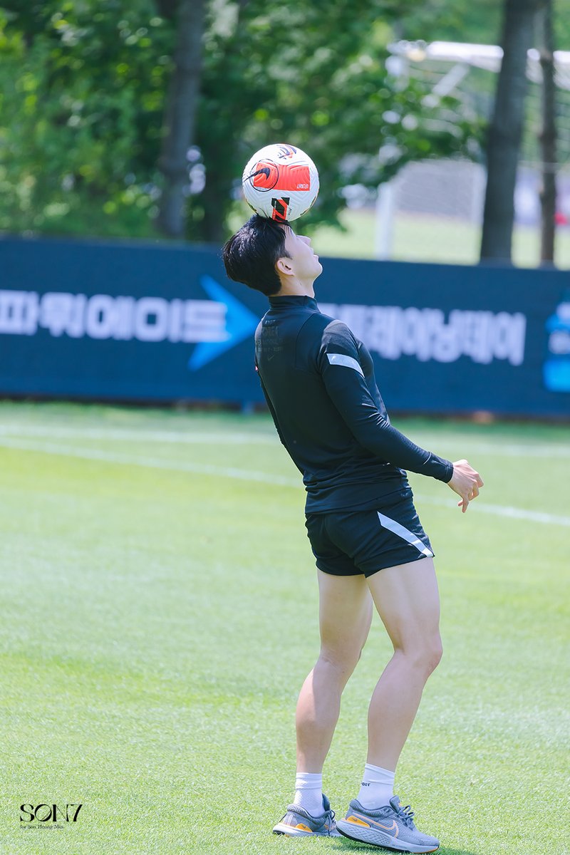 SON7_920708's tweet photo. 220611 파워에이드 오픈트레이닝

묘기 흥민.

#손흥민 #Sonny https://t.co/9JLkQ2NUqP