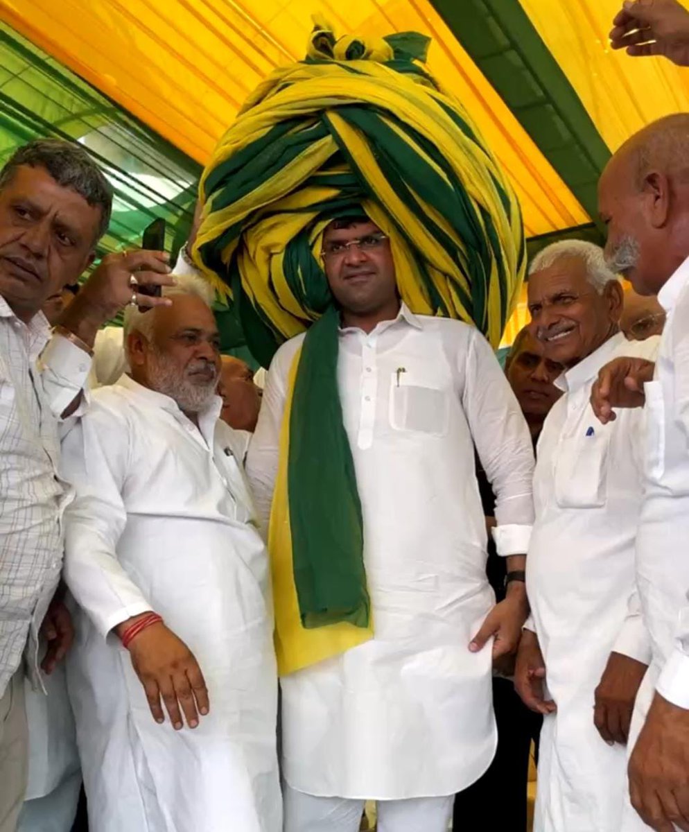 ShubhamPoswal14's tweet photo. गुज्जर समाज ने हरियाणा के उपमुख्यमंत्री भाई @Dchautala जी को 211 मीटर की पगडी पहनाकर सम्मानित किया। @AnantramTanwar @MohittanwarAdv @vikram_chhoker https://t.co/L0kdZEp6HP