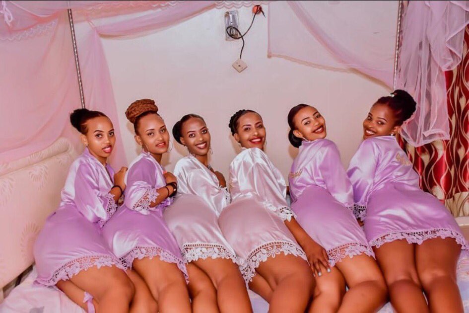 PencilKingArt's tweet photo. Be honest, if these were the Lubiri or Midland high school girls on that bus, would u pass or dance😜????? https://t.co/O2hmnLyWHt