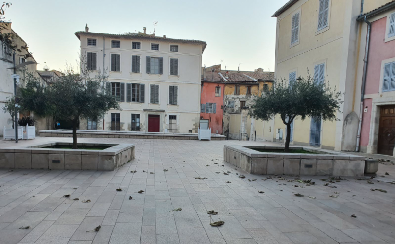 F_Desouche's tweet photo. Carpentras (84) : Coups de feu et rixe à la machette en plein centre-ville https://t.co/0UkboEn8D2 https://t.co/RVbsn3bpgr