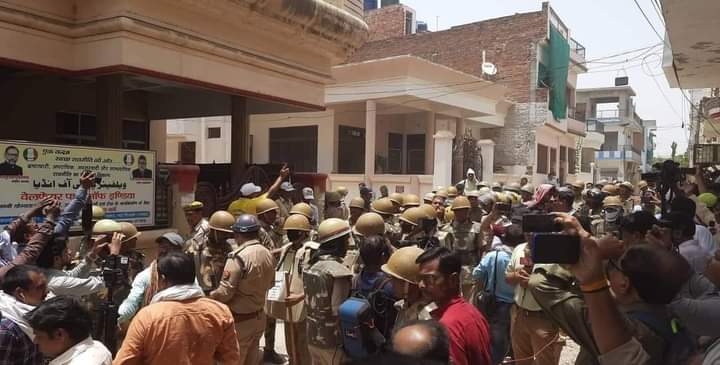 kawalpreetdu's tweet photo. These Police officers are criminals in uniform and the Chief Minister who indulges in this Bulldozer Politics has no regard for Constitution.  Bulldozer is meant to demolish Muslim Houses. They are the law, the courts and the executor of punishment. #StandWithAfreenFatima https://t.co/CppRzOnt2B