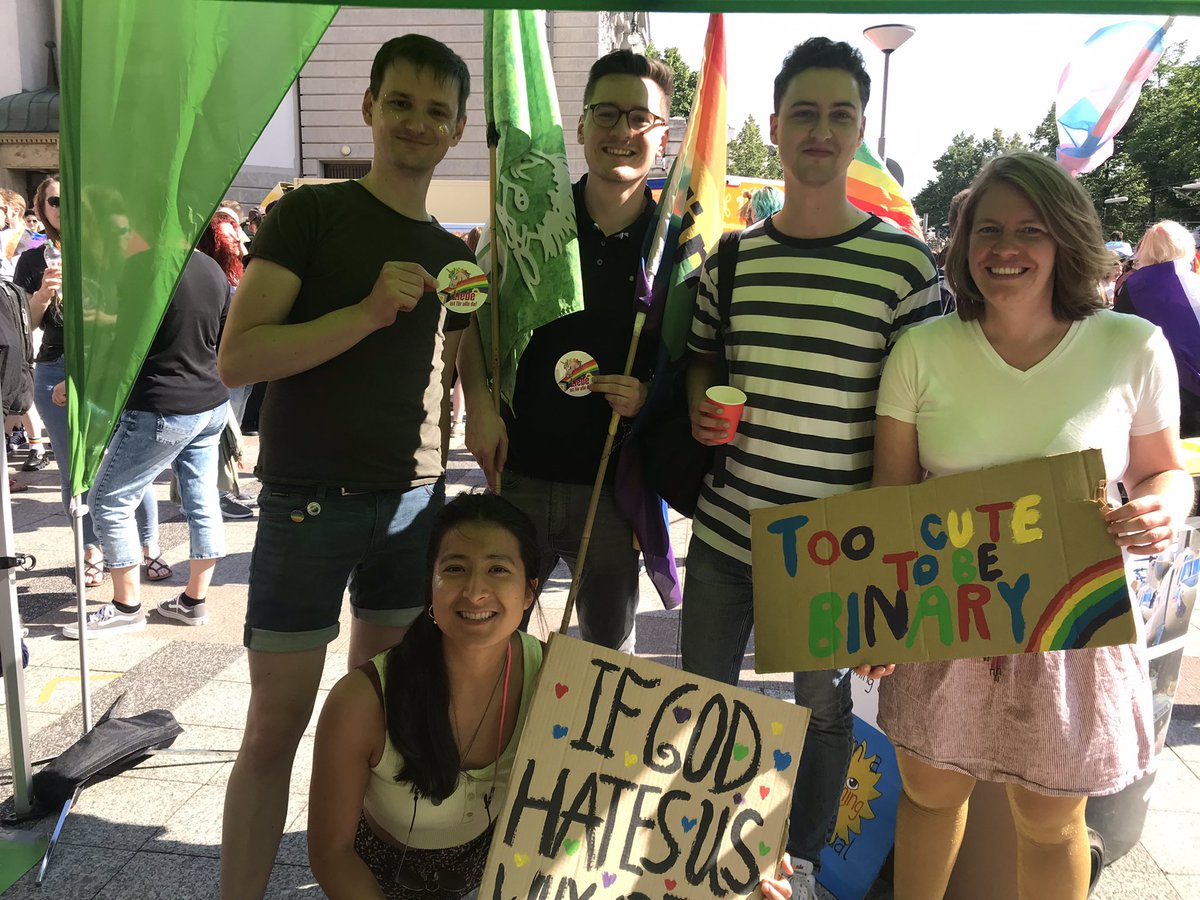 BriHasselmann's tweet photo. CSD in Bielefeld, gemeinsam für gleiche Rechte, Selbstbestimmung und Akzeptanz #CSDNURMITDIR #PrideMonth @bielefeldgruen https://t.co/bHvrRpuJQ6