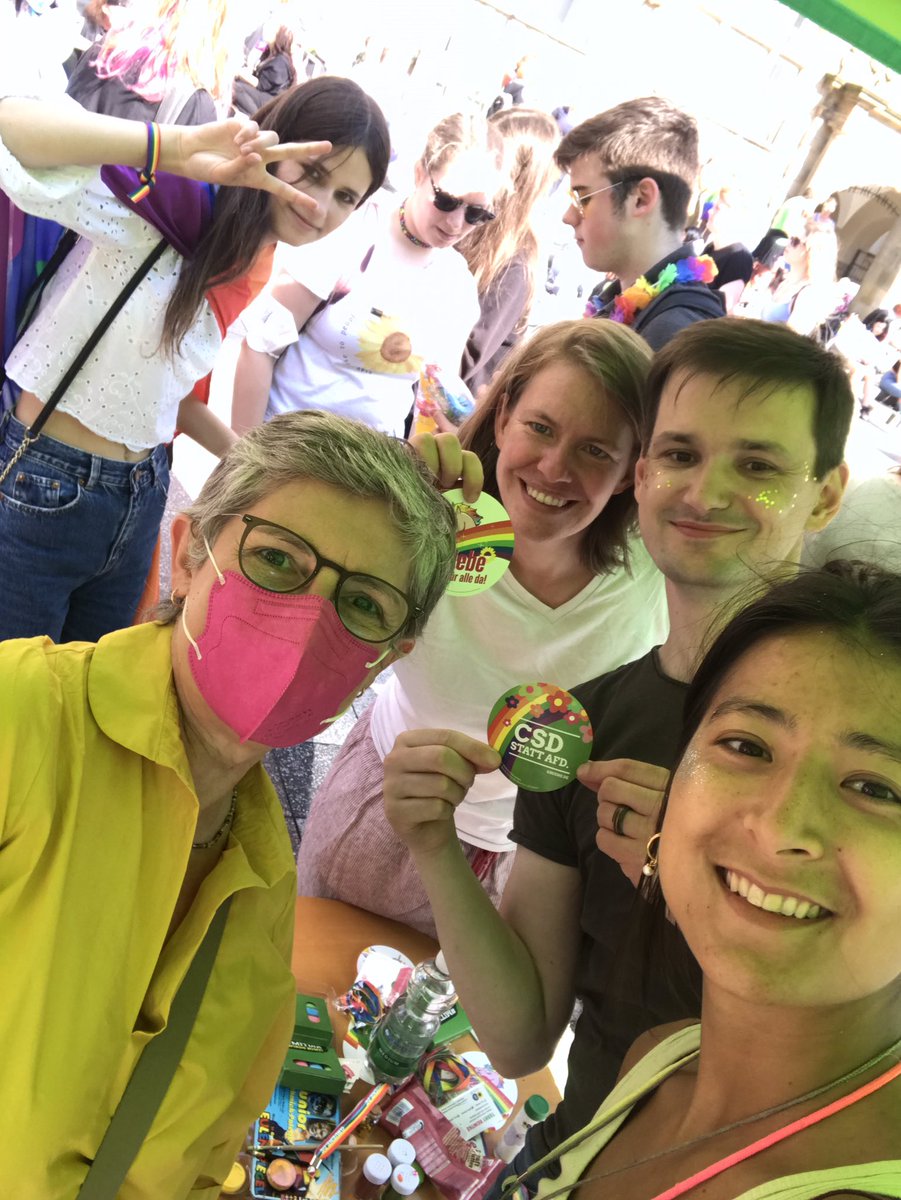 BriHasselmann's tweet photo. CSD in Bielefeld, gemeinsam für gleiche Rechte, Selbstbestimmung und Akzeptanz #CSDNURMITDIR #PrideMonth @bielefeldgruen https://t.co/bHvrRpuJQ6