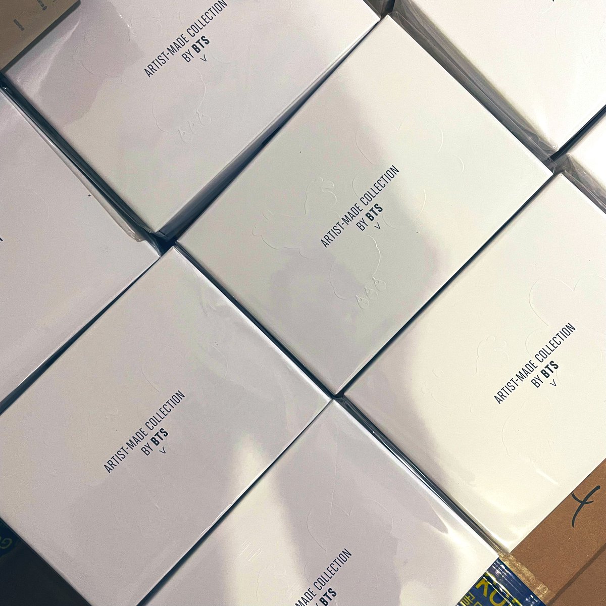 bsidemarket's tweet photo. box 11&12 arrived π€
includes: mostly artist merch (2nd PO released May 2022) + other pasabuys
shipped out some of the items already via SDD
thank u for your patience! π«Άπ»π₯Ή #bside_updates https://t.co/XWIDCy9Zj1
