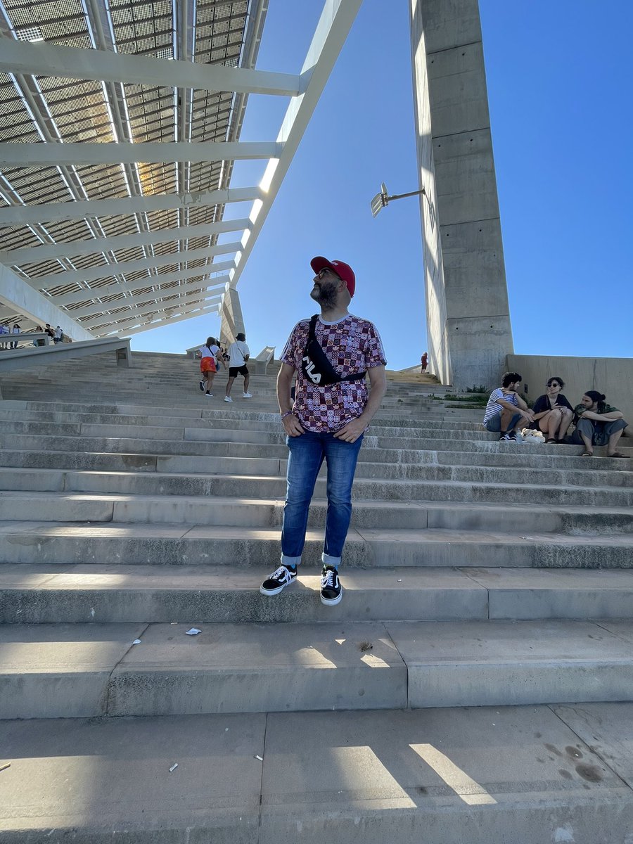 siguesiguepop's tweet photo. Antes salía del Primavera con la sensación de “Qué cansancio después de tres días. No vuelvo a esto más.” Este año salgo con la sensación de “¡Aquí va a volver tu puta madre!” Pero, da igual, sé que me contradigo siempre y acabaré volviendo. #BestFestivalEver @Primavera_Sound https://t.co/MKZPv5GLJu