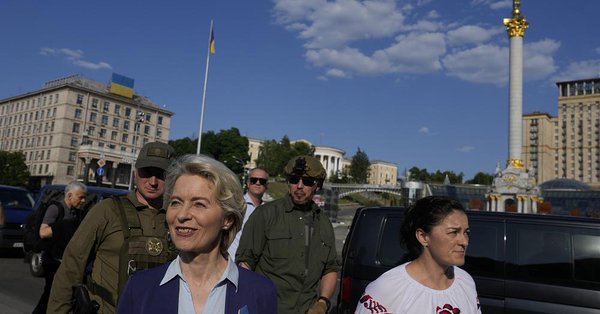 torysleazeUK's tweet image. European Commission President Ursula von der Leyen, on a surprise visit to Kyiv on Saturday, promised a response "next week" to Ukraine's ambitions to apply for EU membership.#Ukrainehttps://t.co/u7NlnNlGgs dlvr.it/SS2gKR FOLLOW TO SUPPORT @torysleazeUK