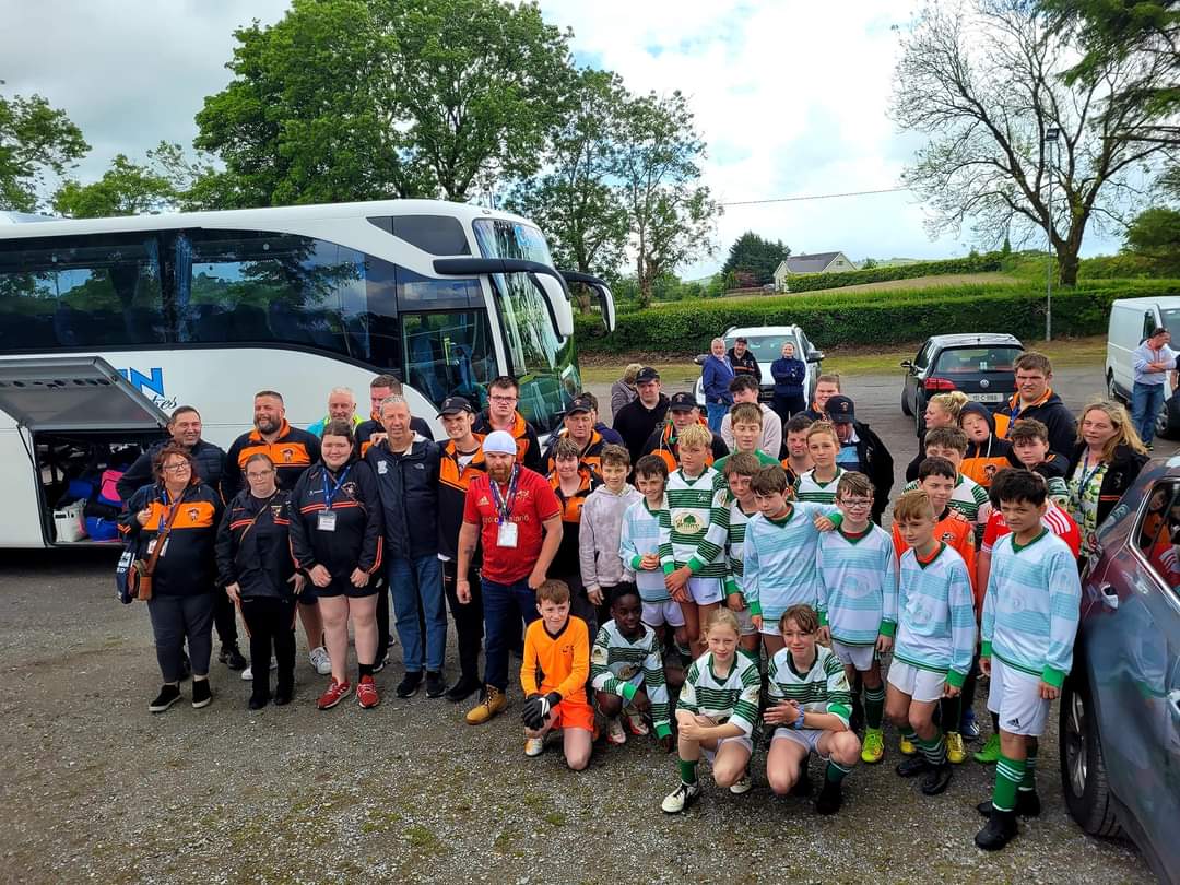 A huge welcome back to the @CorkJesters yesterday at Dunmanway RFC. Thanks to the ref for pausing the @DunmanwaySoccer U12 game so they could jump in for a photo. Well done 🥳🥳🥳 #jesters #mixedabilityrugby #inclusive #SUAF