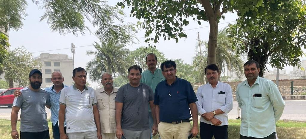 OfficialGMDA's tweet photo. Addl CEO GMDA, Sh. Subhash Yadav visited New Gurugram with GMDA team & discussed further development of the green belts & judicial use of surplus water for horticulture purposes in the area with local RWA members. Construction of ponds to be undertaken.#ClimateProIndia #C3actions https://t.co/xLati34fxQ