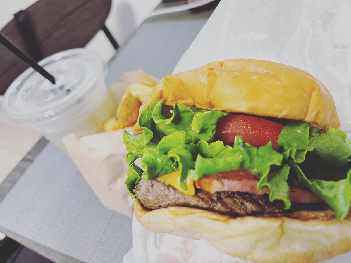 k4zu428's tweet photo. うまいもん食って動画編集がんばるぞー！
#サードバーガー 
#ハンバーガー 
#レモネード 
#YouTube 
#動画編集者と繋がりたい 
#チャンネル登録お願いします https://t.co/jVSs0cTfYb