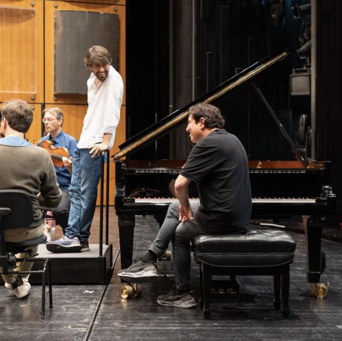 fazilsaymusic's tweet photo. Darmstadt provalarından bir kaç kare. Konserler bugün (Pazar, 11.00) ve yarın (Pazartesi,20.00)
Şef Daniel Cohen ile. Mozart piyano konçertosu. #fazılsay #darmstadt
#benjaminweber #staatstheaterdarmstadt @daniel_cohen_conductor https://t.co/v9IWCcgc4s