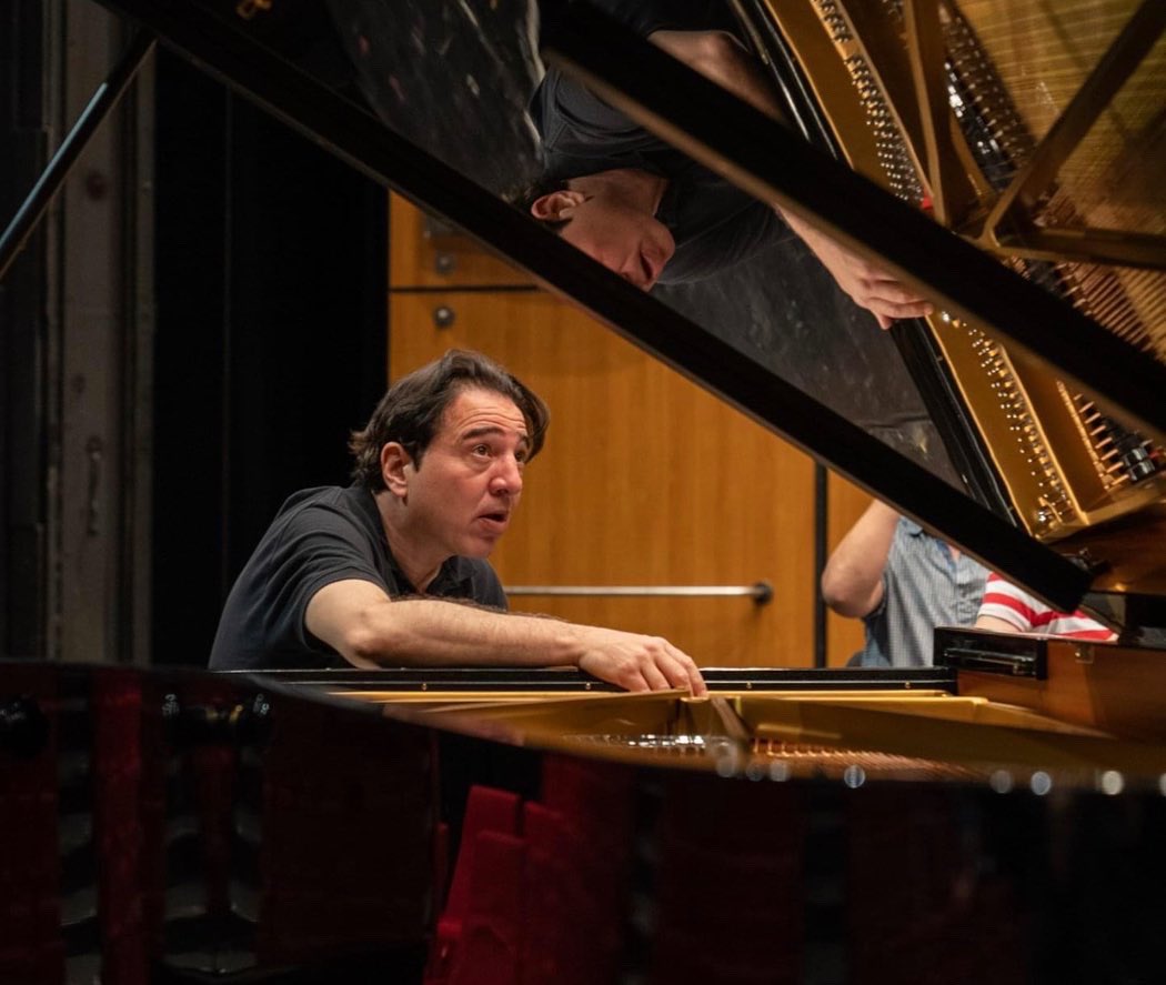 fazilsaymusic's tweet photo. Darmstadt provalarından bir kaç kare. Konserler bugün (Pazar, 11.00) ve yarın (Pazartesi,20.00)
Şef Daniel Cohen ile. Mozart piyano konçertosu. #fazılsay #darmstadt
#benjaminweber #staatstheaterdarmstadt @daniel_cohen_conductor https://t.co/v9IWCcgc4s