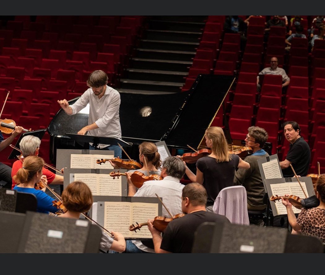 fazilsaymusic's tweet photo. Darmstadt provalarından bir kaç kare. Konserler bugün (Pazar, 11.00) ve yarın (Pazartesi,20.00)
Şef Daniel Cohen ile. Mozart piyano konçertosu. #fazılsay #darmstadt
#benjaminweber #staatstheaterdarmstadt @daniel_cohen_conductor https://t.co/v9IWCcgc4s