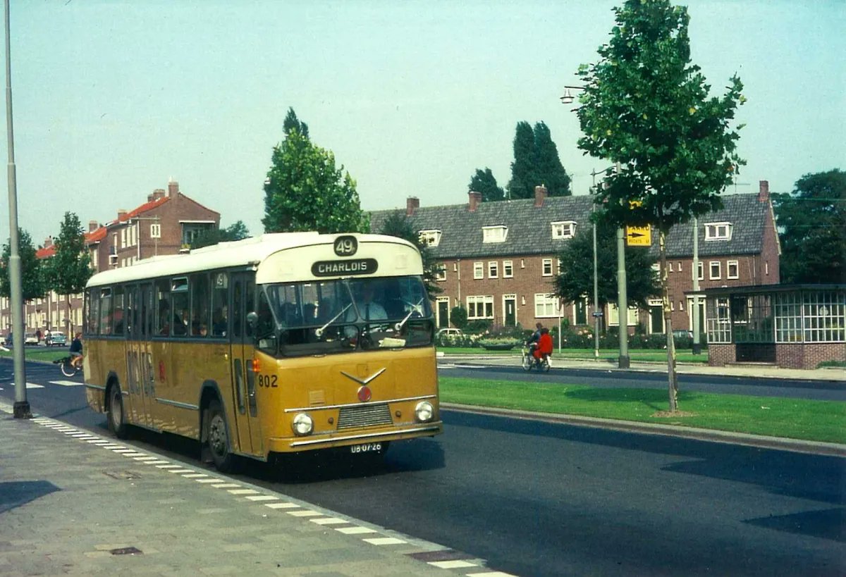 Lijn 49 op de Groene Hilledijk voor het Zuiderziekenhuis, 1963. De fotograaf is C. Scholte en de foto komt van buff.ly/376czpK