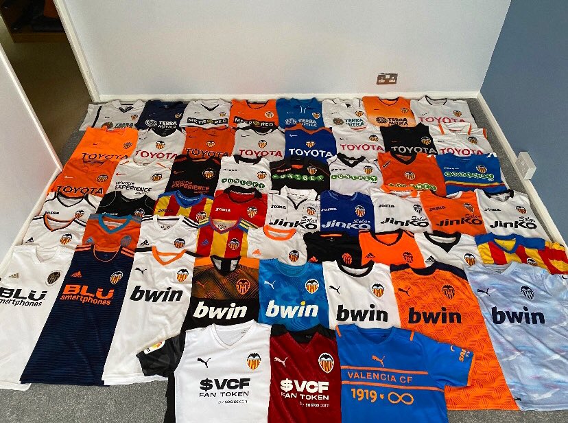 marcoscarter89's tweet photo. “You have too many Valencia shirts”

Also me… 

#ADNVCF 🦇 https://t.co/HHg0dQtyUI