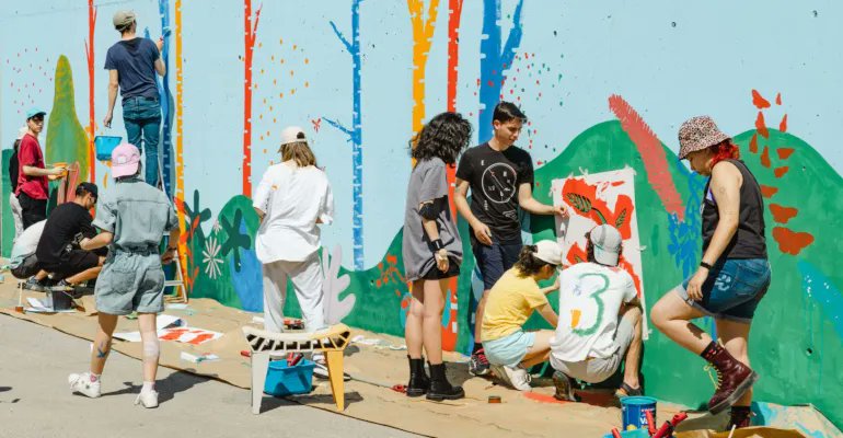 Más de 20 alumnos de @esne_es han pintado un mural en el Espacio de Inclusión y Oportunidades de Las Tablas para dar color y embellecer sus instalaciones.
buff.ly/3aIfgzD