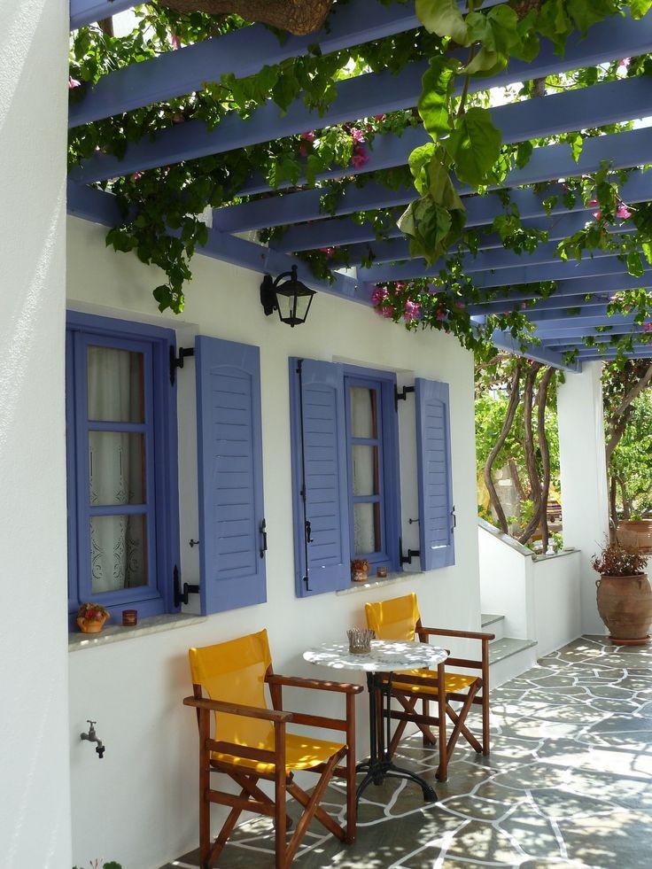 مكان لراحتك و☕ تصميم بسيط للخشب يمكن عمله على زاوية الفناء بين جدار البيت والسور ويكتمل الجمال بال🌿