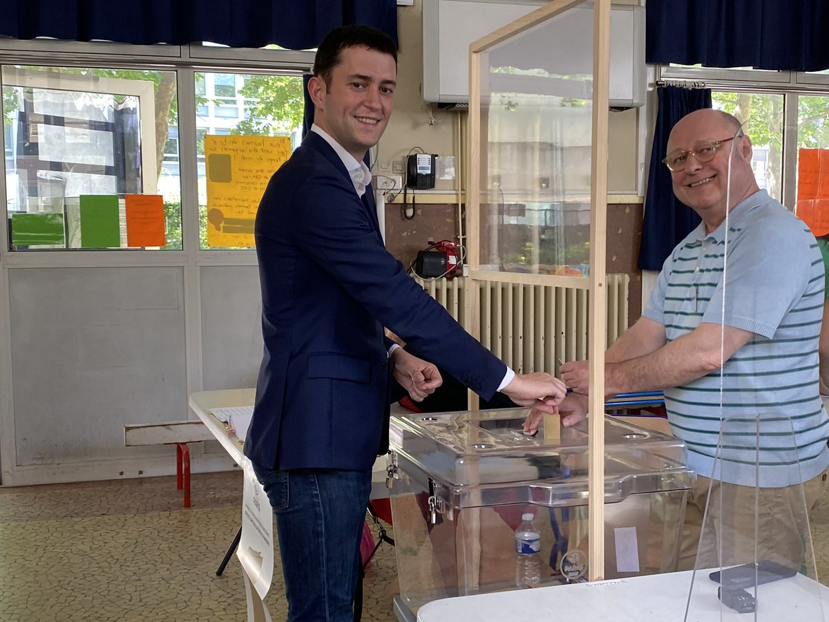 Paul_Hatte's tweet photo. 🤩🗳🇫🇷 A voté dans la joie et la très bonne humeur pendant notre tournée des bureaux avec @geoffroyboulard et @Alix_Bougeret ! https://t.co/MPu8hgpjMM